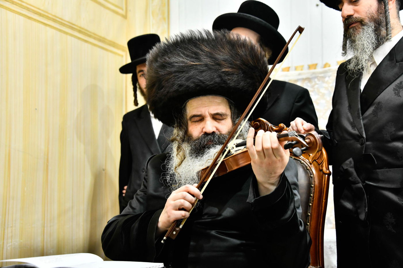 האדמו"ר מזוטשקא בהדלקת נרות חנוכה