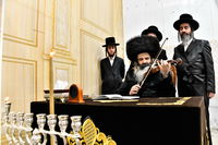 האדמו"ר מזוטשקא בהדלקת נרות חנוכה