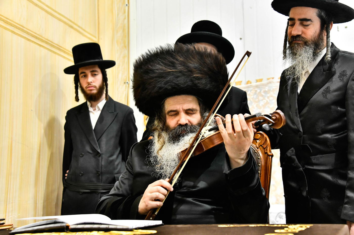 האדמו"ר מזוטשקא בהדלקת נרות חנוכה