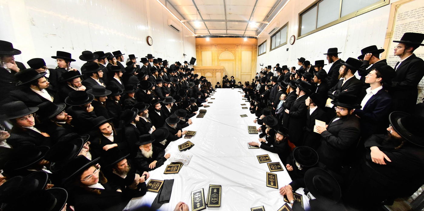 האדמו"ר מזוטשקא בהדלקת נרות חנוכה