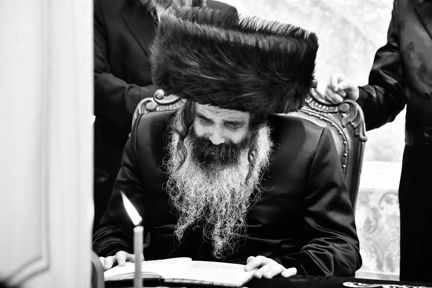 האדמו"ר מזוטשקא בהדלקת נרות חנוכה