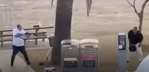 מכוון את הרובה לעבר המחבל