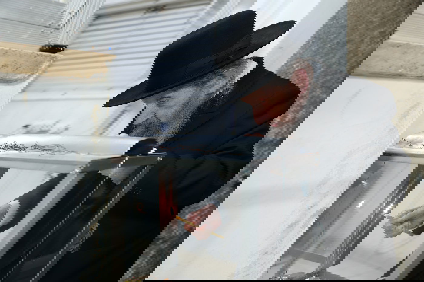 הגר"ד לנדו בהדלקת נרות חנוכה