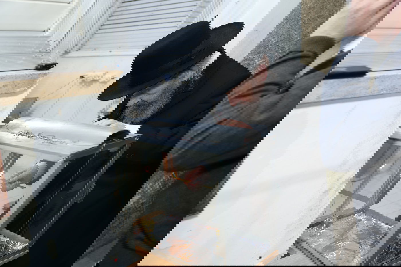 הגר"ד לנדו בהדלקת נרות חנוכה