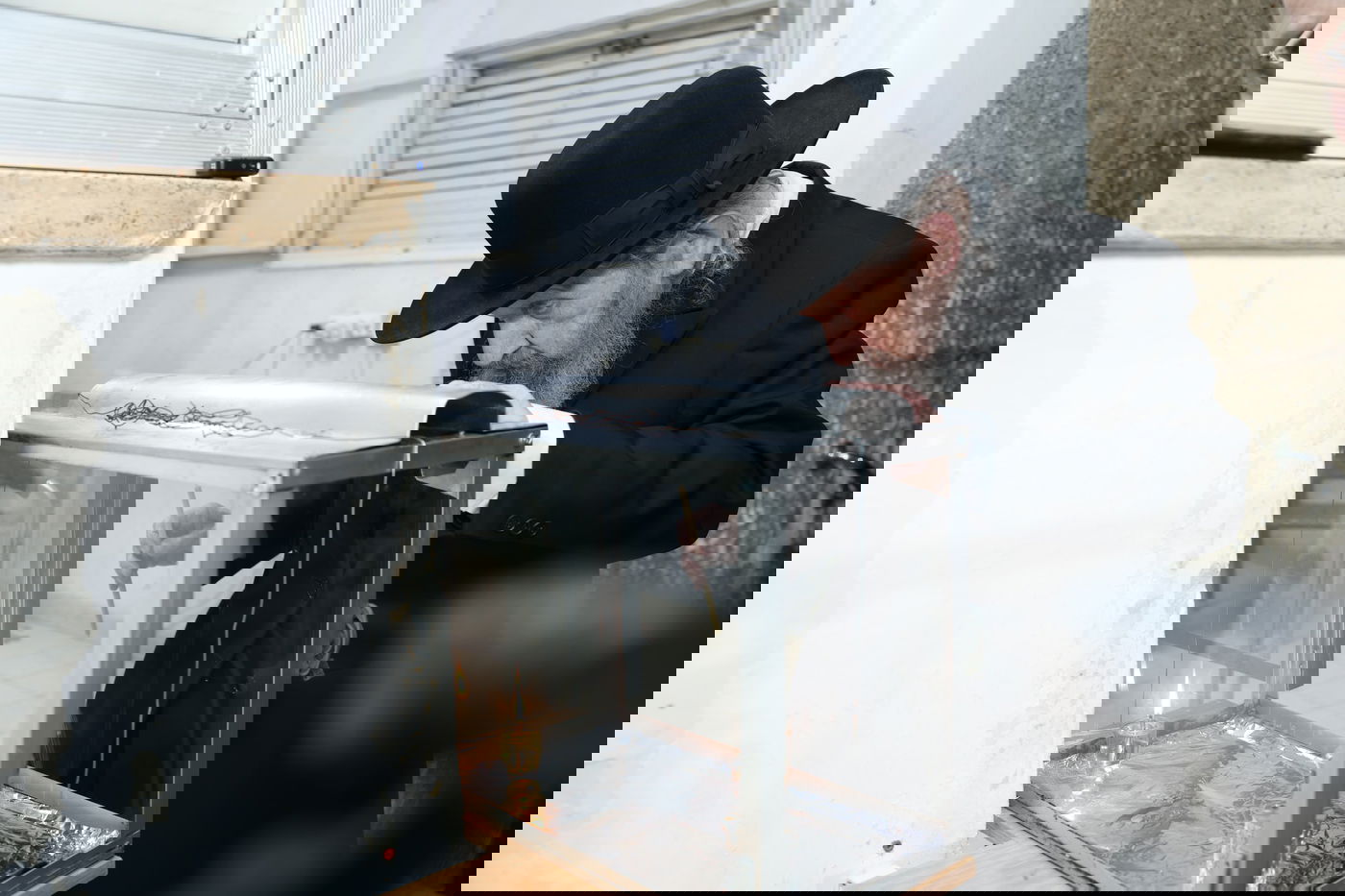 הגר"ד לנדו בהדלקת נרות חנוכה