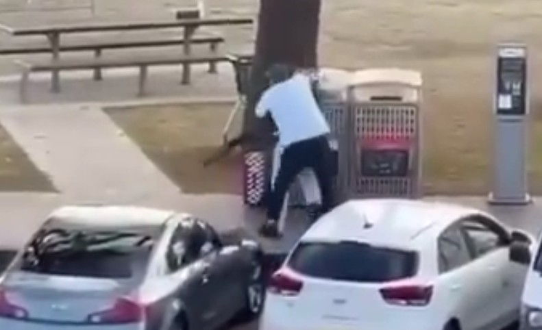 תיעוד דרמטי מזירת הטבח: עובר אורח מסתער על המחבל, חוטף את הנשק ויורה