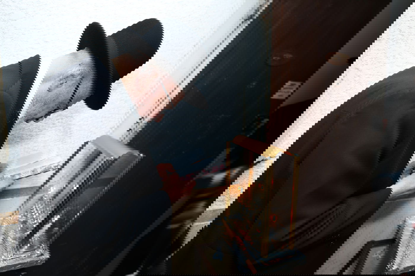 הגרמ"ה הירש בהדלקת נרות חנוכה