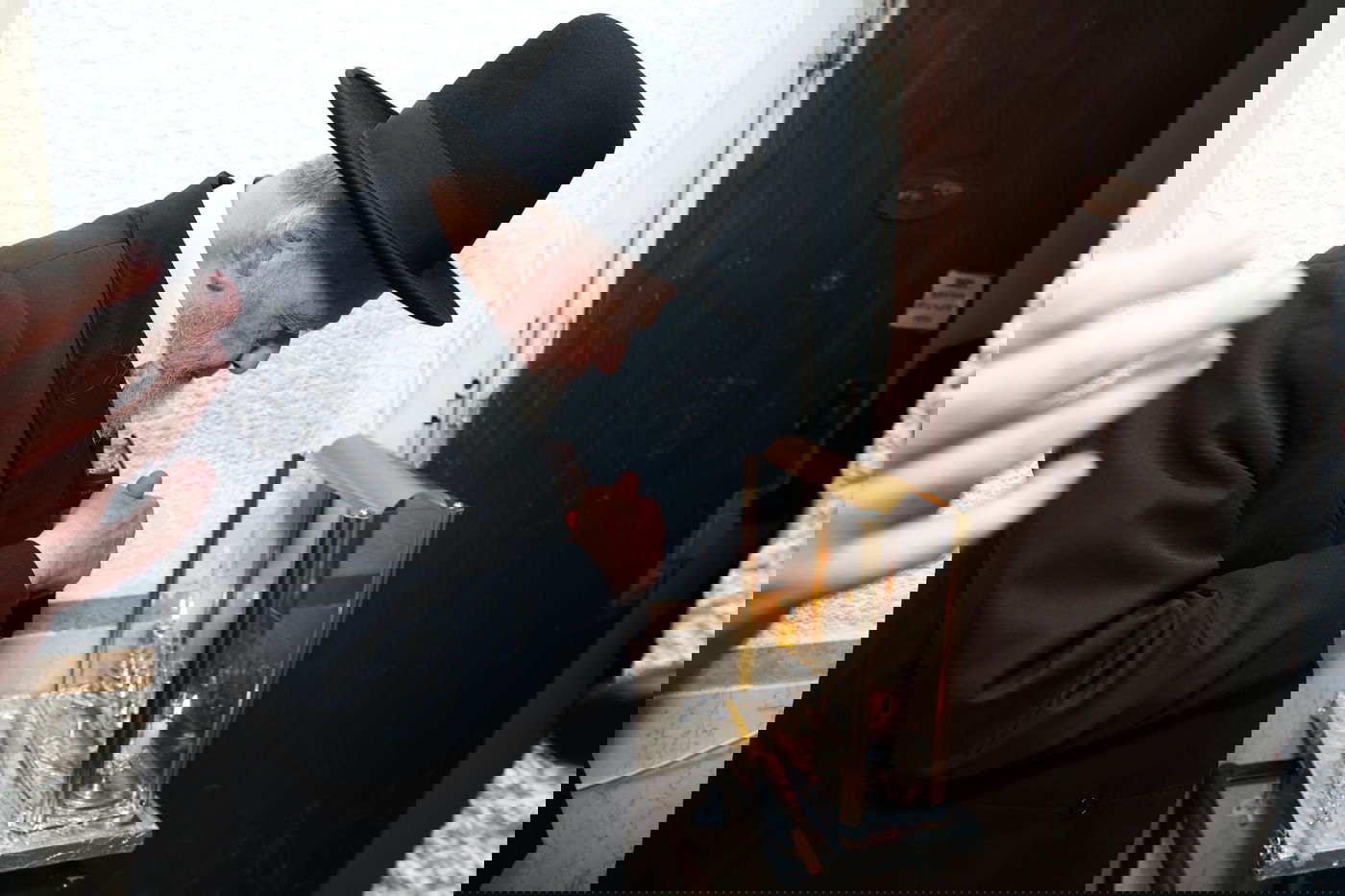 הגרמ"ה הירש בהדלקת נרות חנוכה