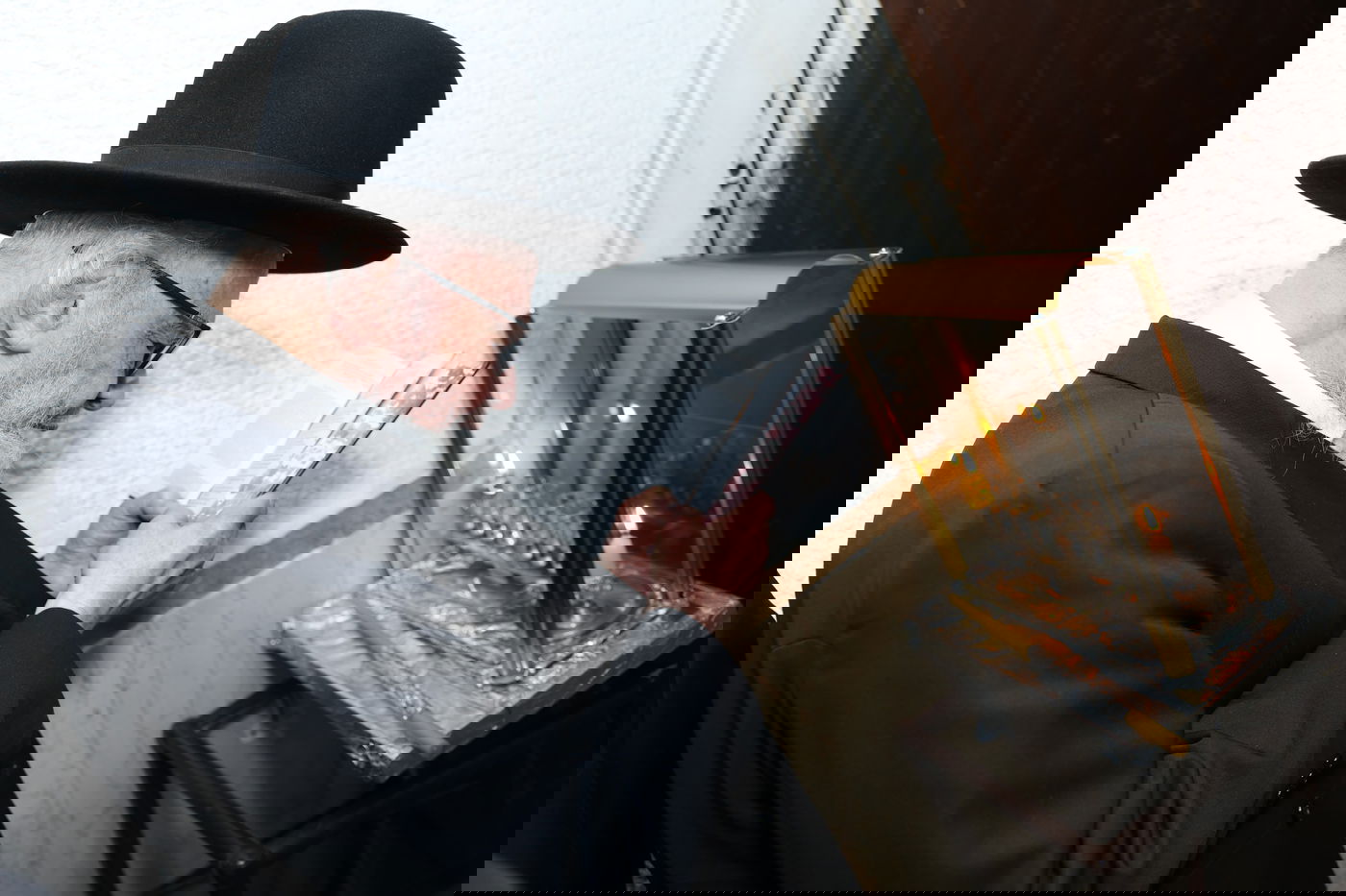 הגרמ"ה הירש בהדלקת נרות חנוכה