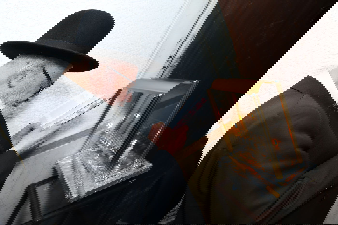 הגרמ"ה הירש בהדלקת נרות חנוכה