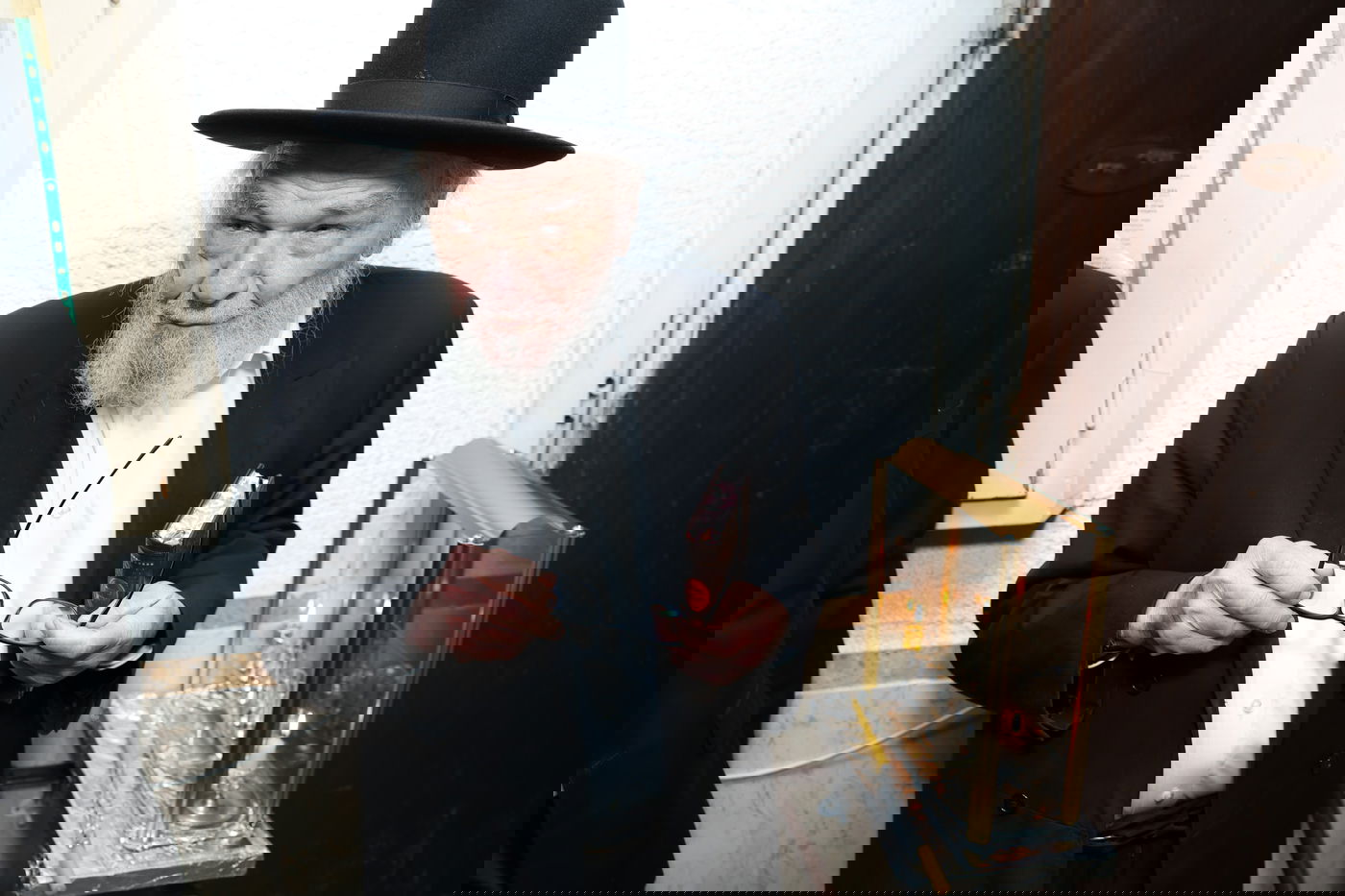 הגרמ"ה הירש בהדלקת נרות חנוכה