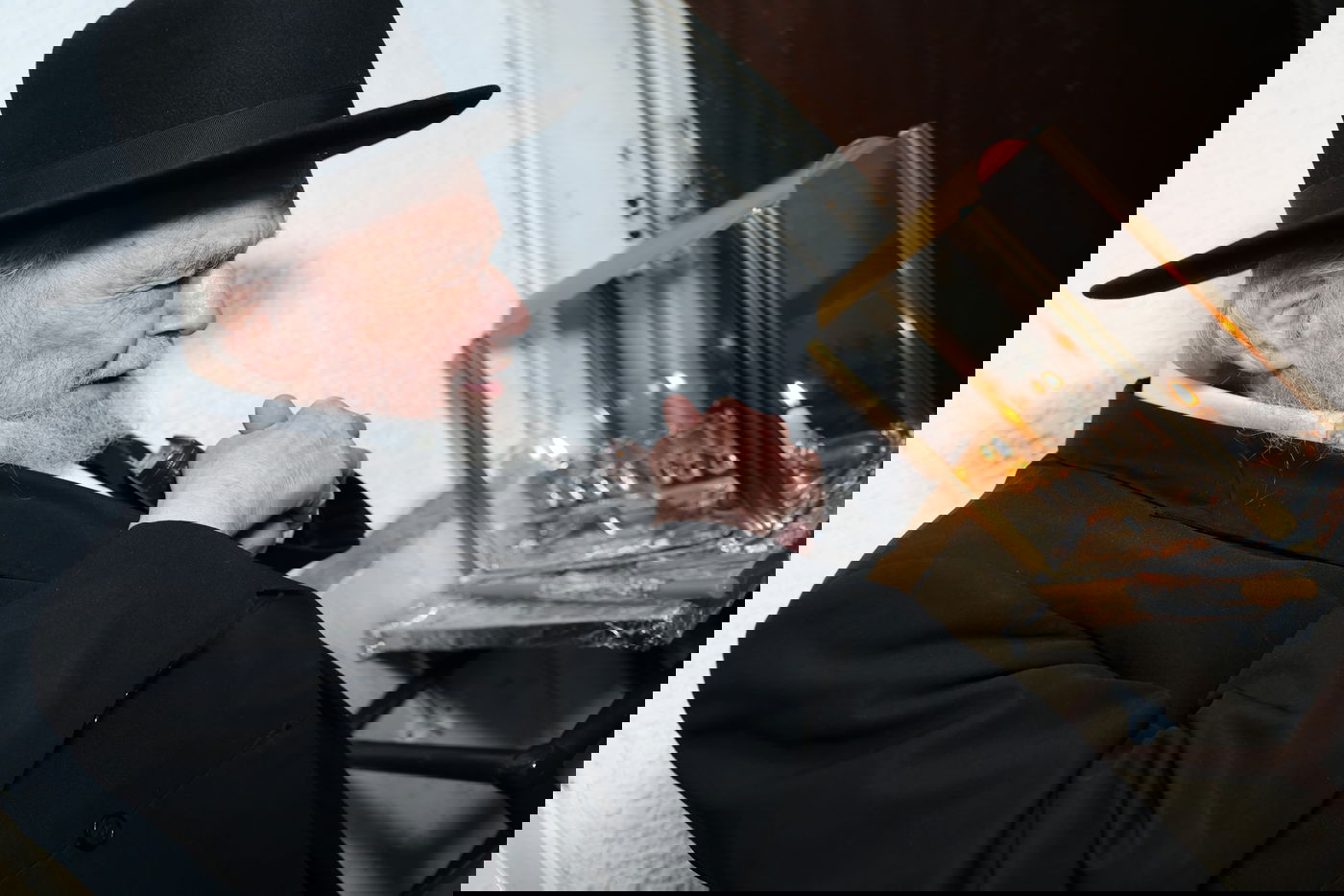 הגרמ"ה הירש בהדלקת נרות חנוכה