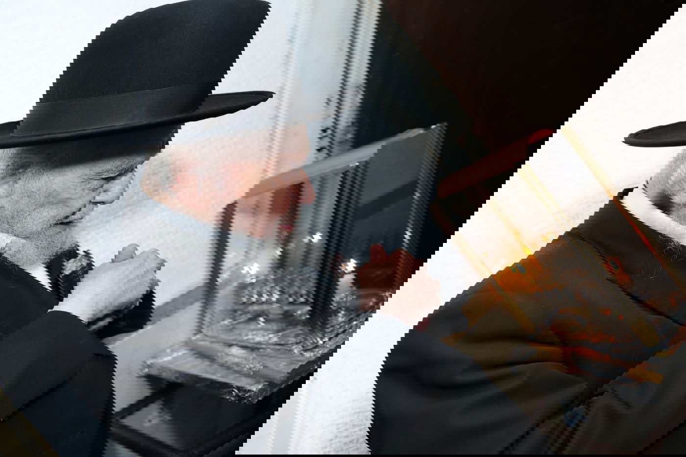 הגרמ"ה הירש בהדלקת נרות חנוכה