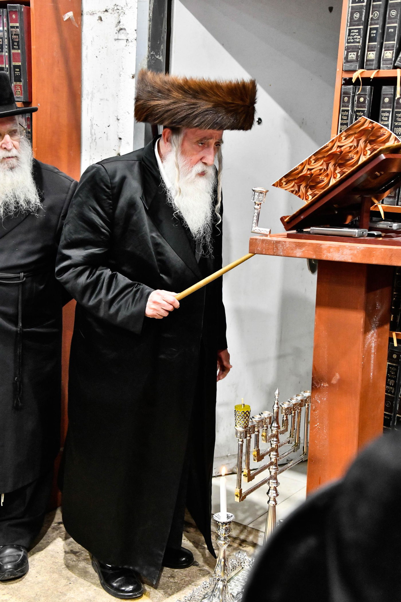 האדמו"ר ממכנובקא בעלזא בהדקלת נרות חנוכה