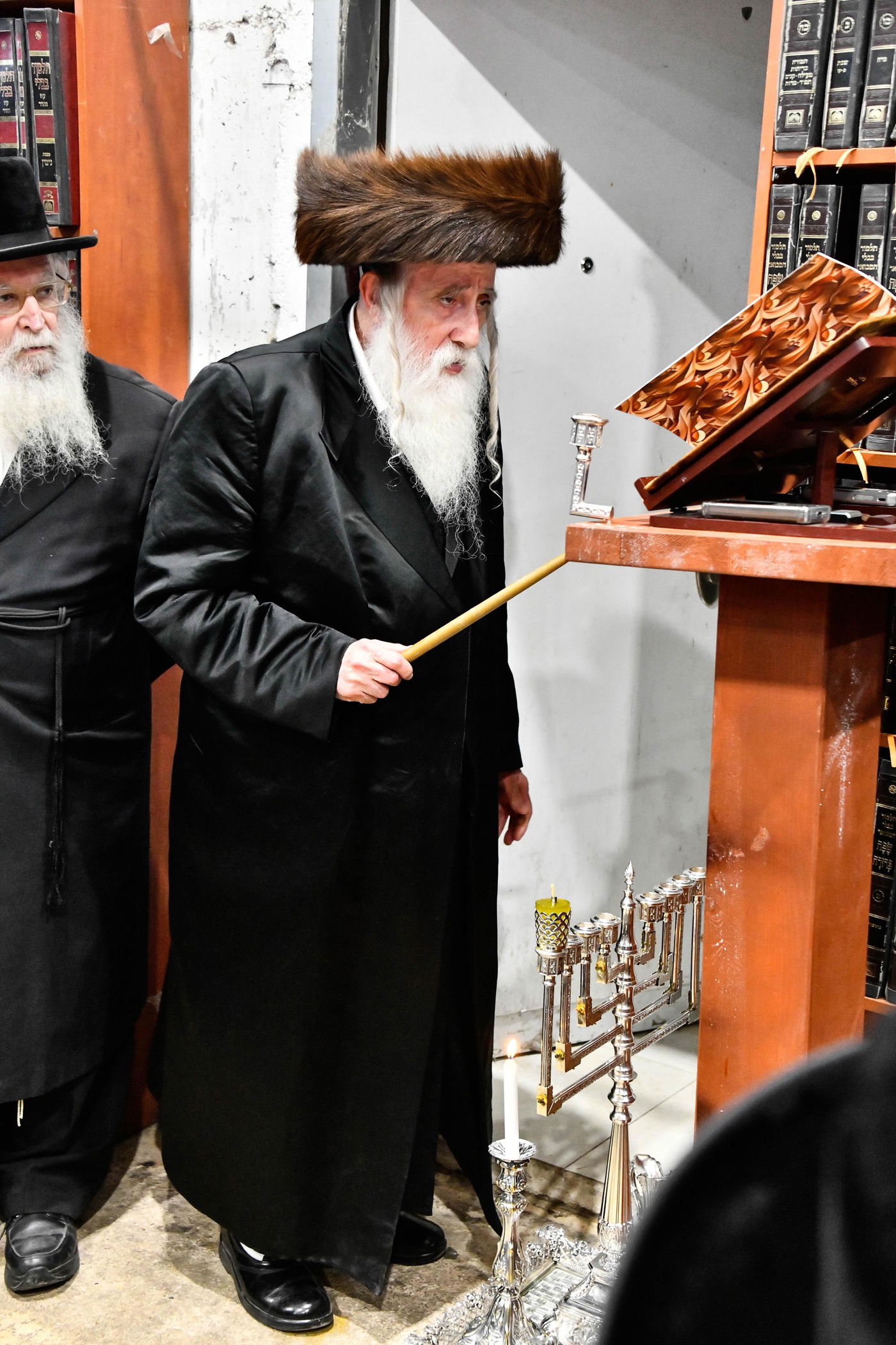 האדמו"ר ממכנובקא בעלזא בהדקלת נרות חנוכה