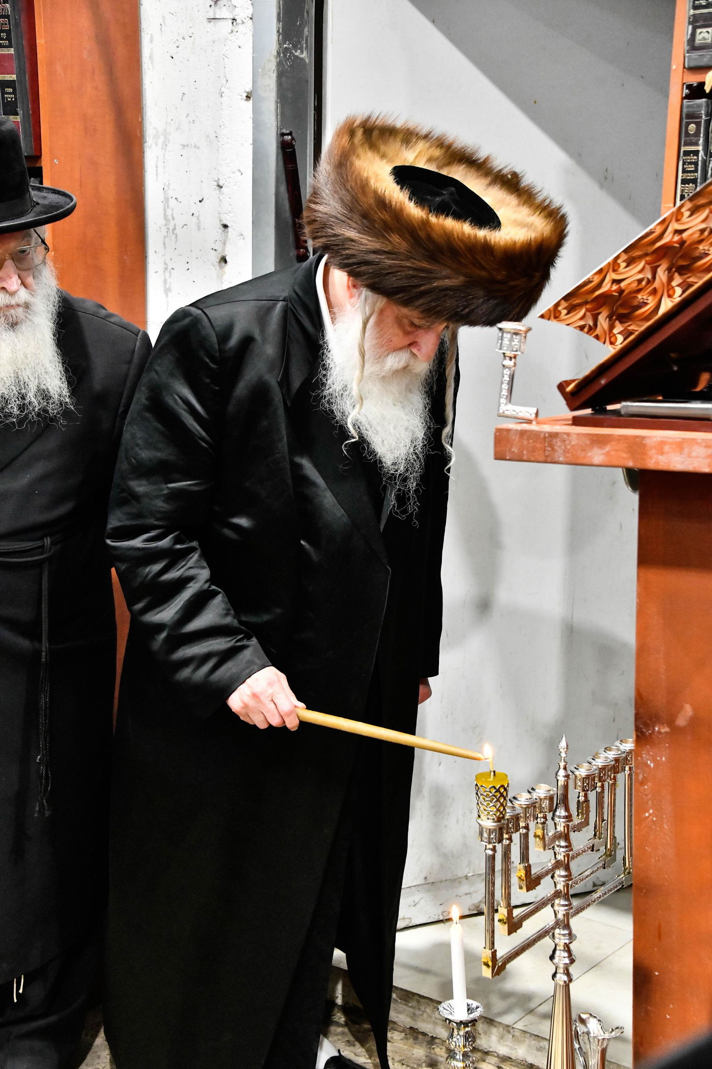 האדמו"ר ממכנובקא בעלזא בהדקלת נרות חנוכה