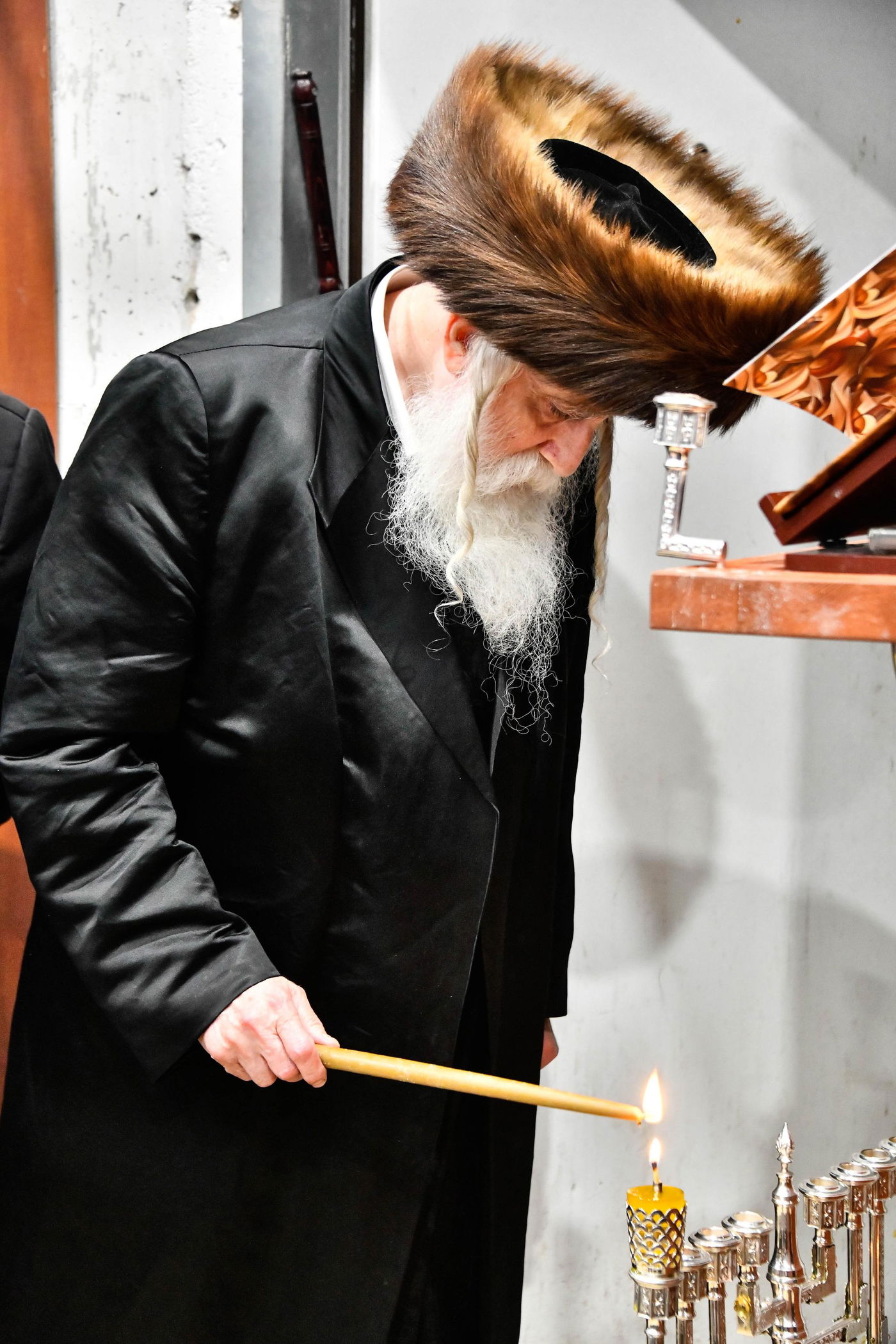 האדמו"ר ממכנובקא בעלזא בהדקלת נרות חנוכה