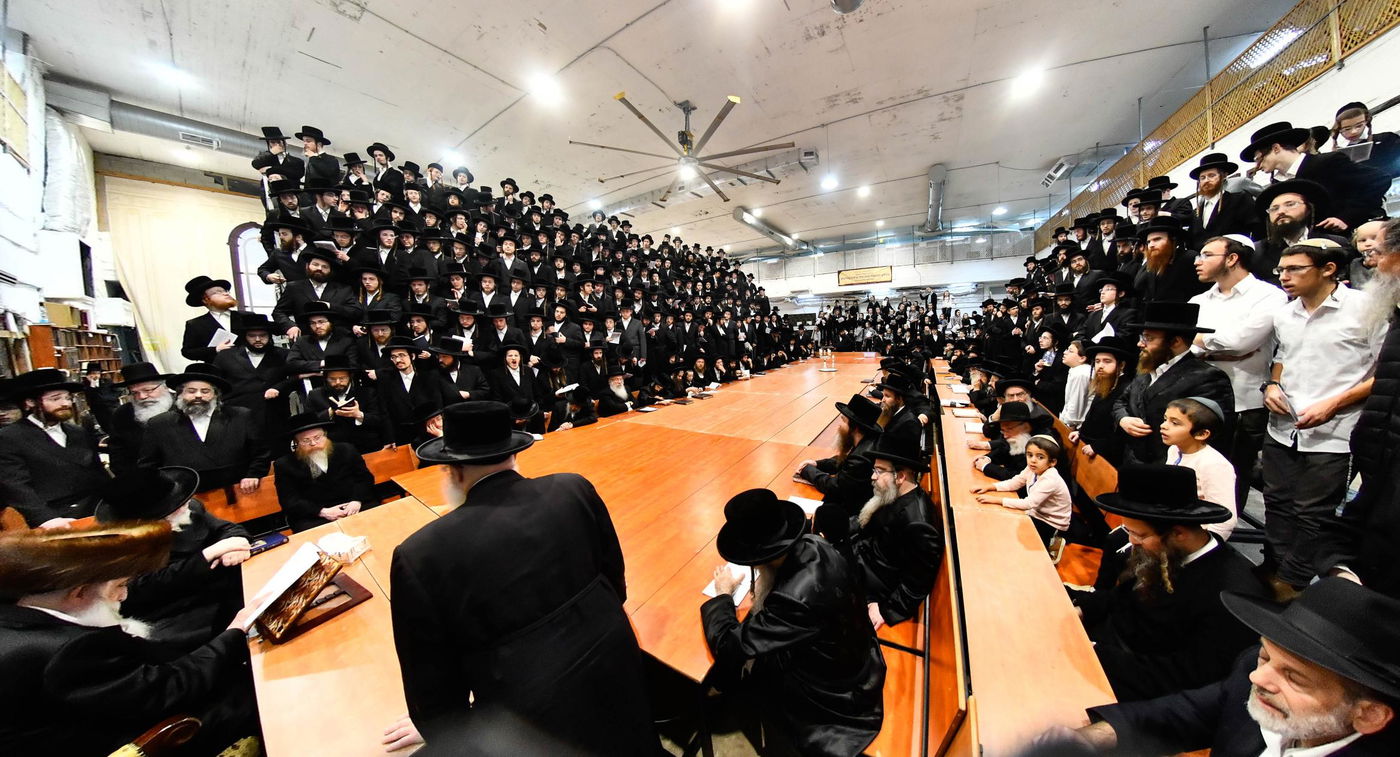 האדמו"ר ממכנובקא בעלזא בהדקלת נרות חנוכה