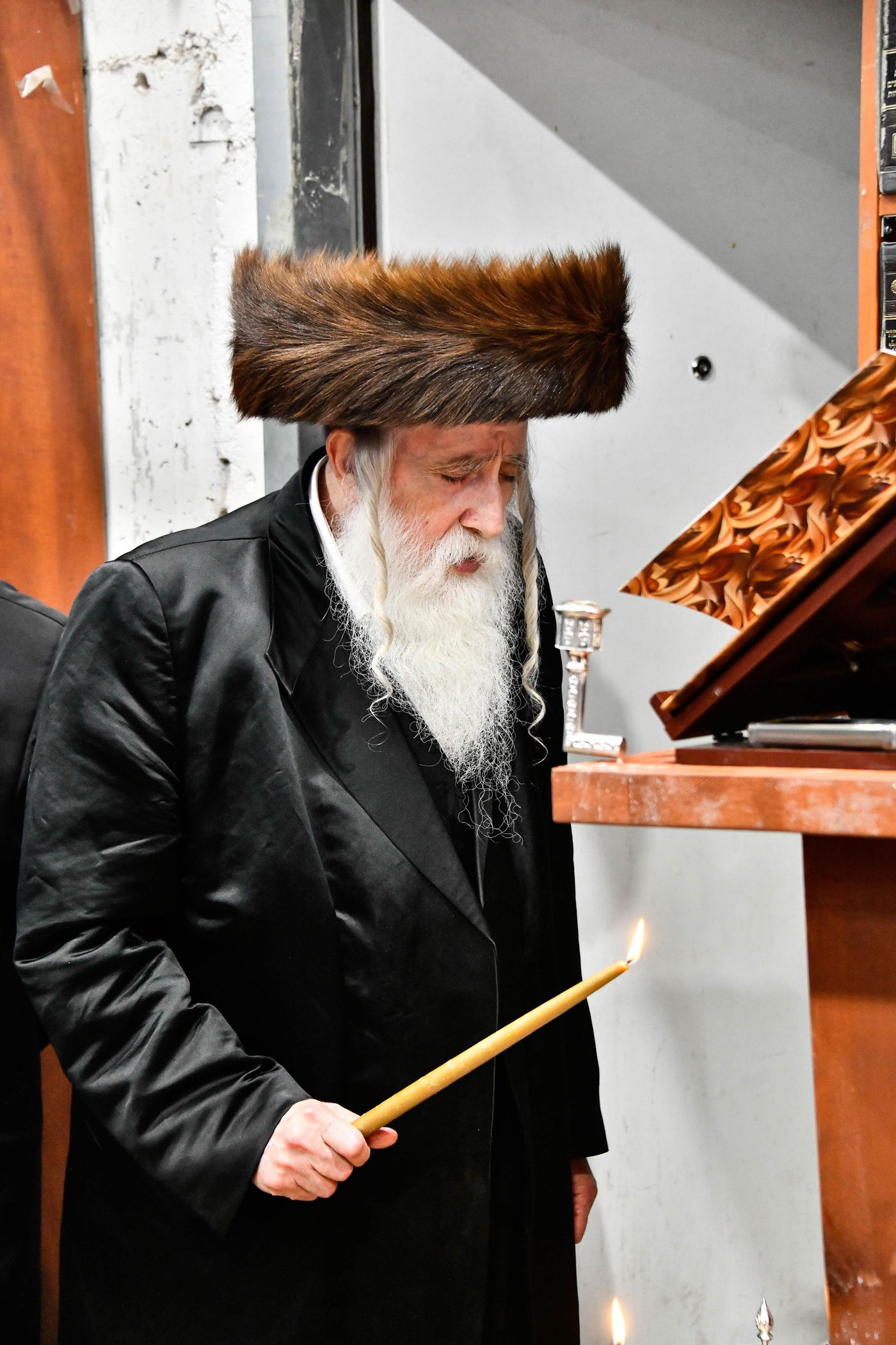 האדמו"ר ממכנובקא בעלזא בהדקלת נרות חנוכה