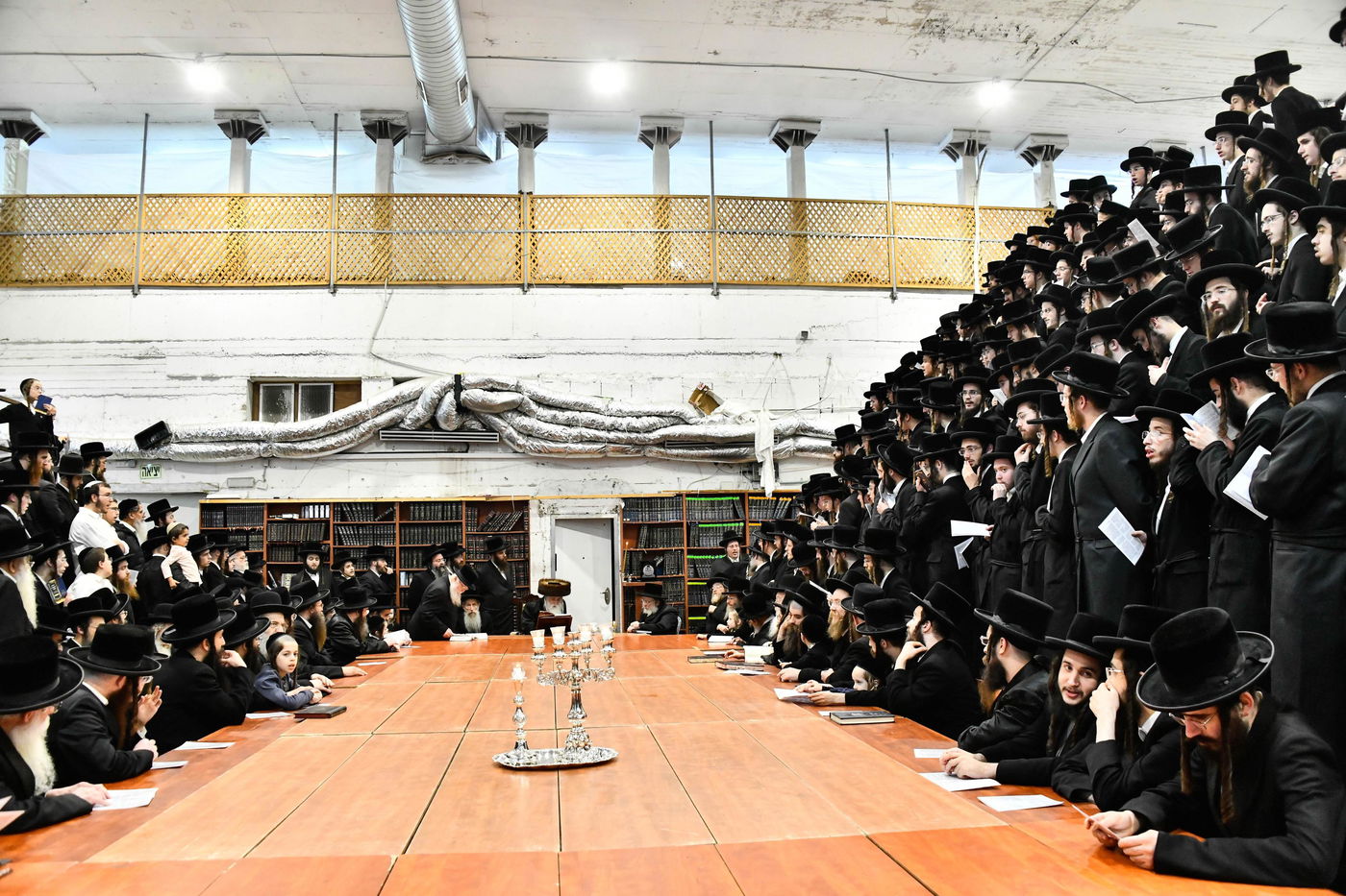 האדמו"ר ממכנובקא בעלזא בהדקלת נרות חנוכה