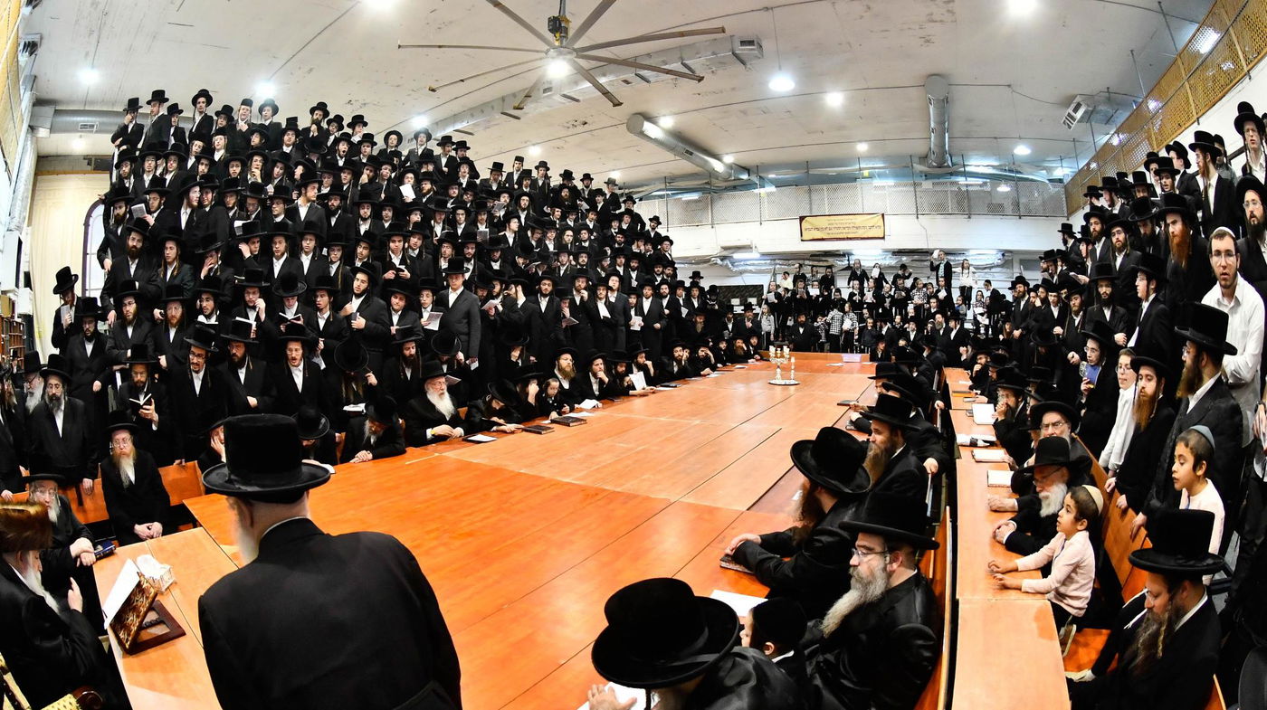 האדמו"ר ממכנובקא בעלזא בהדקלת נרות חנוכה