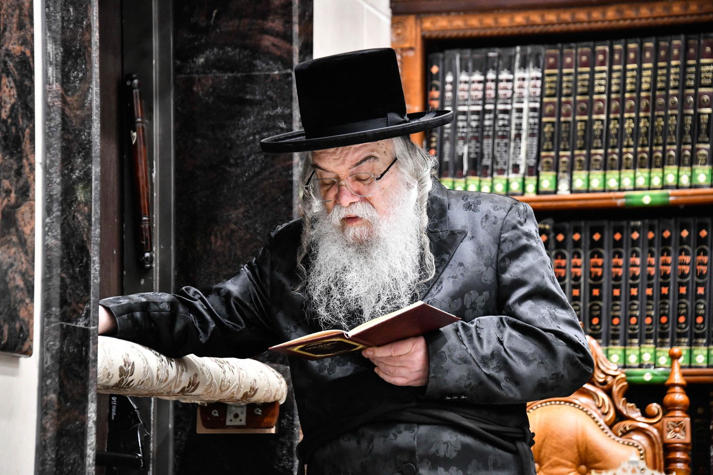 האדמו"ר מדארג בהדלקת נר חנוכה