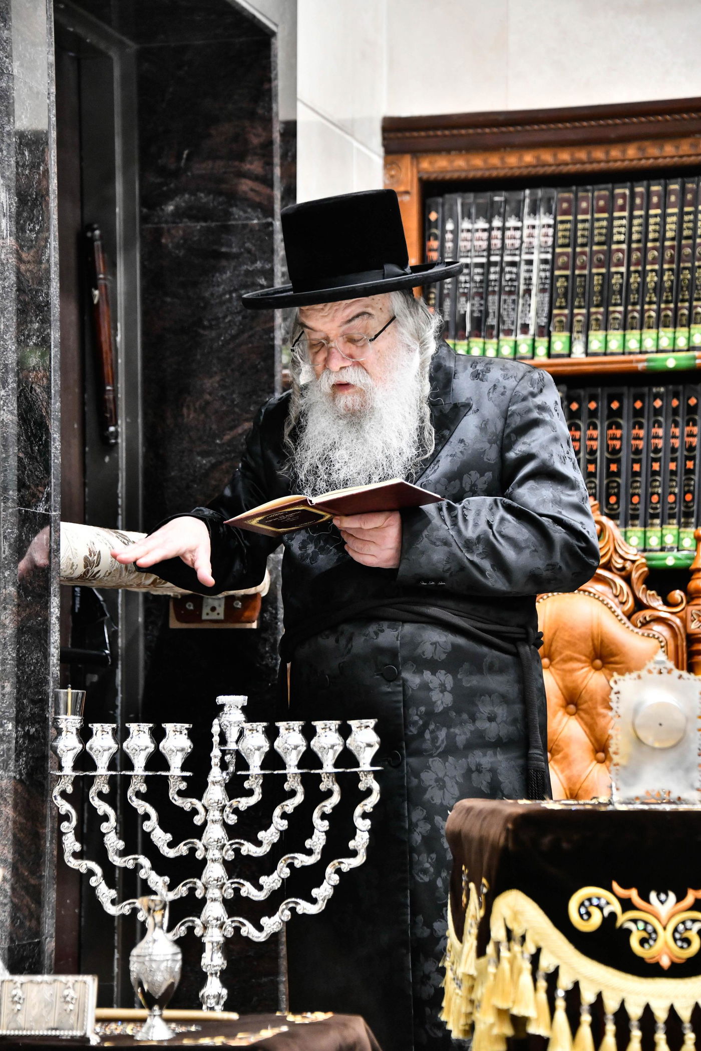 האדמו"ר מדארג בהדלקת נר חנוכה