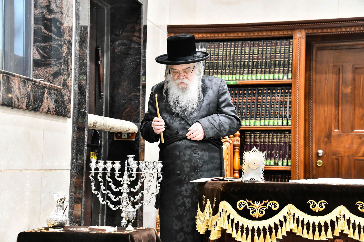 האדמו"ר מדארג בהדלקת נר חנוכה