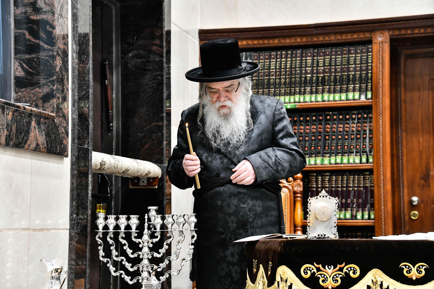 האדמו"ר מדארג בהדלקת נר חנוכה