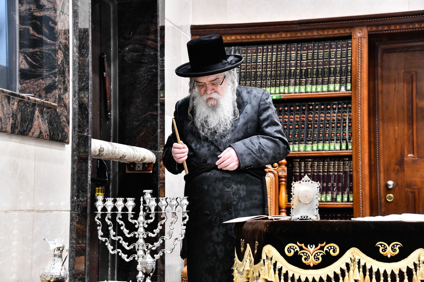 האדמו"ר מדארג בהדלקת נר חנוכה
