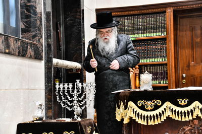 האדמו"ר מדארג בהדלקת נר חנוכה