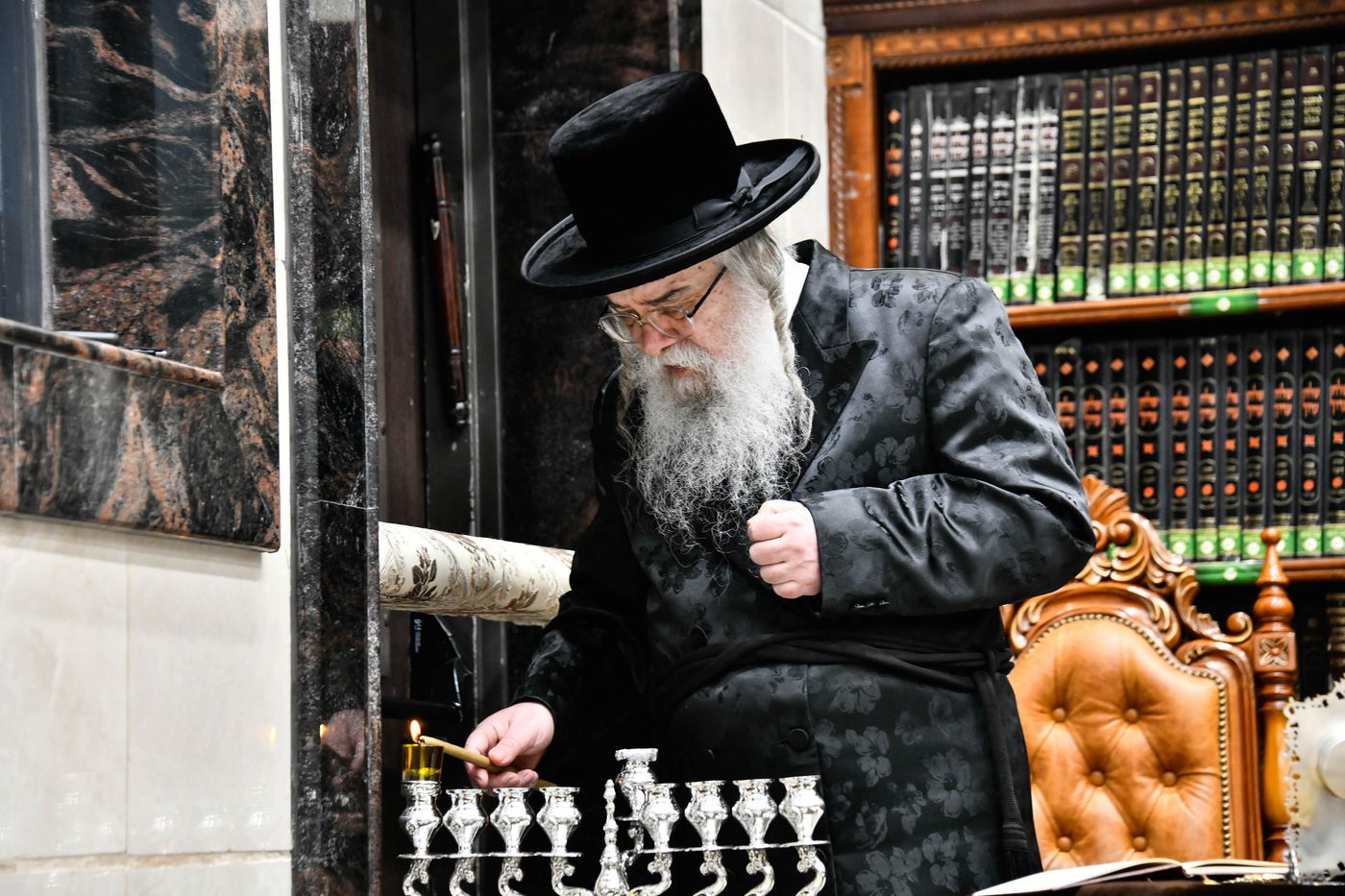 האדמו"ר מדארג בהדלקת נר חנוכה