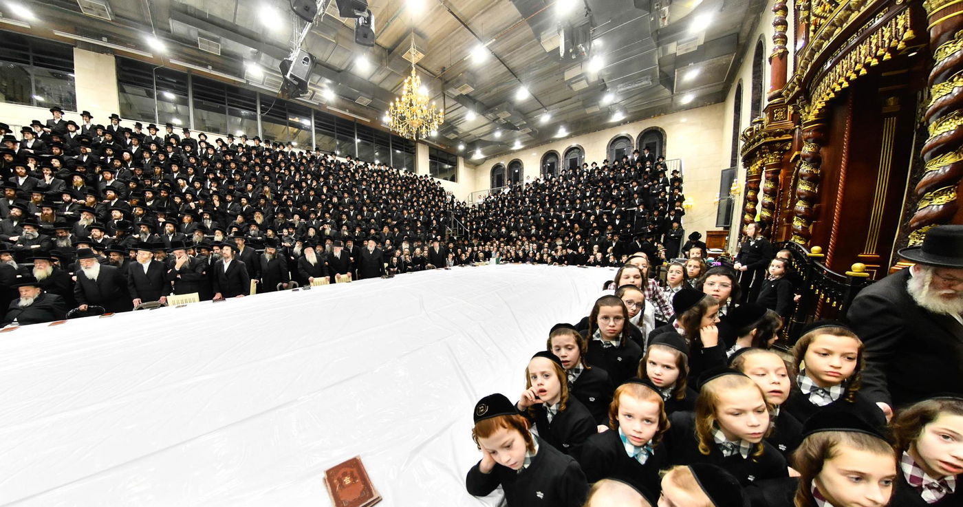 האדמו"ר מדארג בהדלקת נר חנוכה