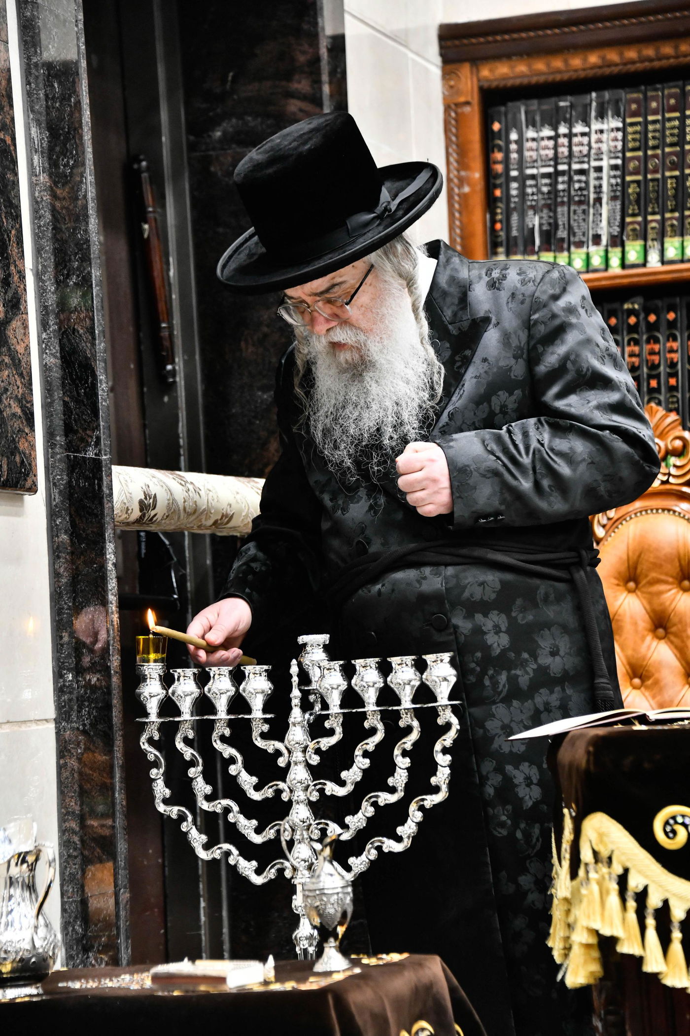 האדמו"ר מדארג בהדלקת נר חנוכה