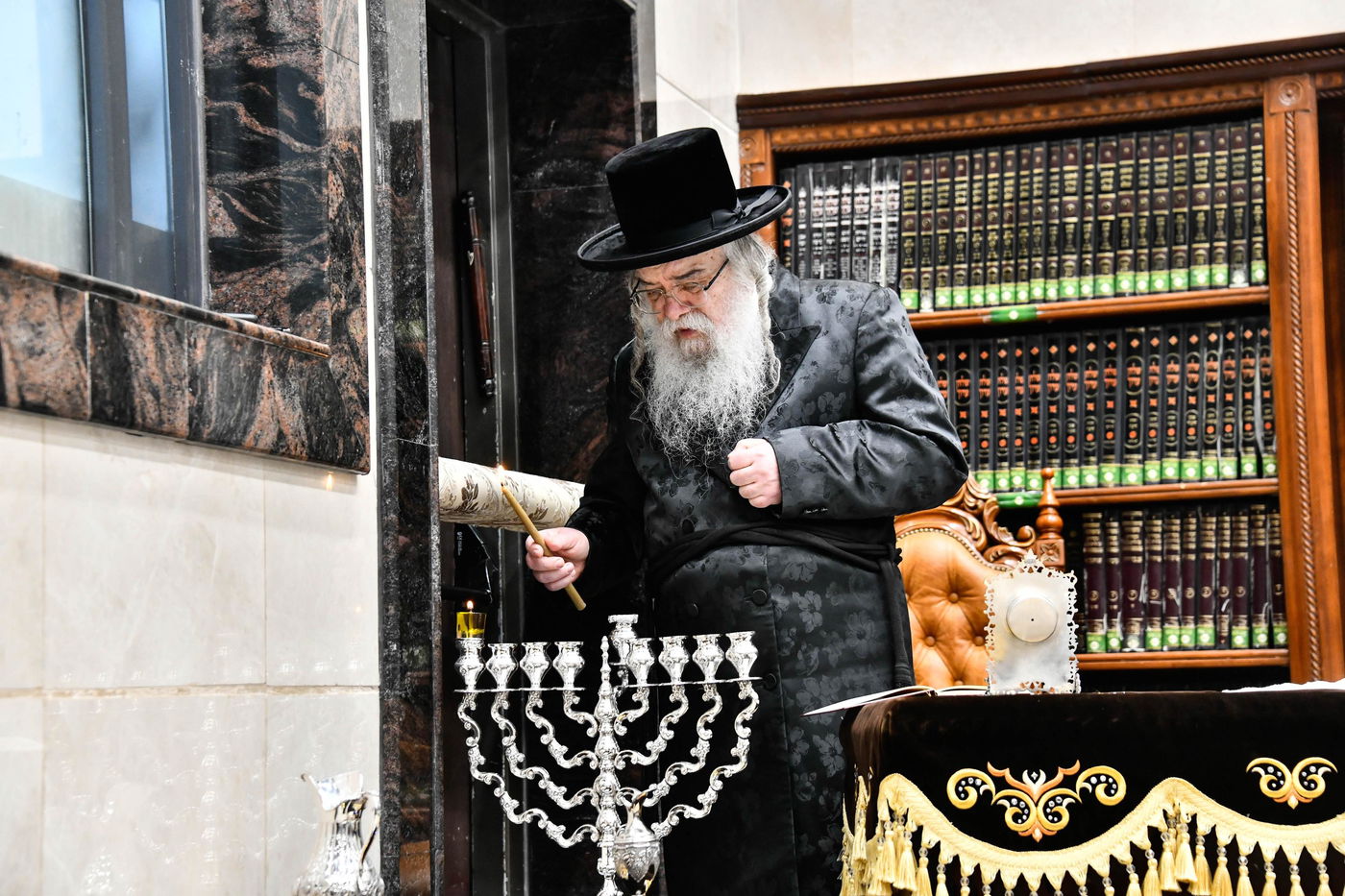 האדמו"ר מדארג בהדלקת נר חנוכה