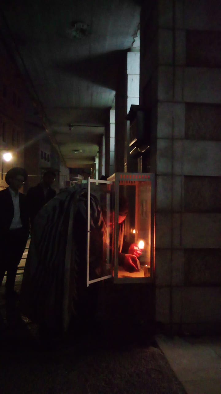 המקובל רבי יעקב עדס בהדלקת נר חנוכה