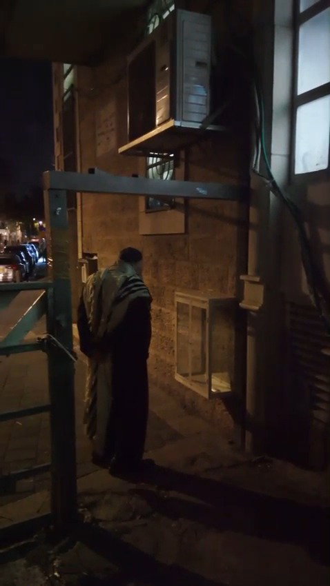 המקובל רבי יעקב עדס בהדלקת נר חנוכה