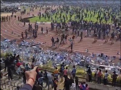 כאוס בהודו: כוכב הכדורגל עזב אחרי 20 דקות – האוהדים קרעו מושבים ופרצו למגרש | צפו