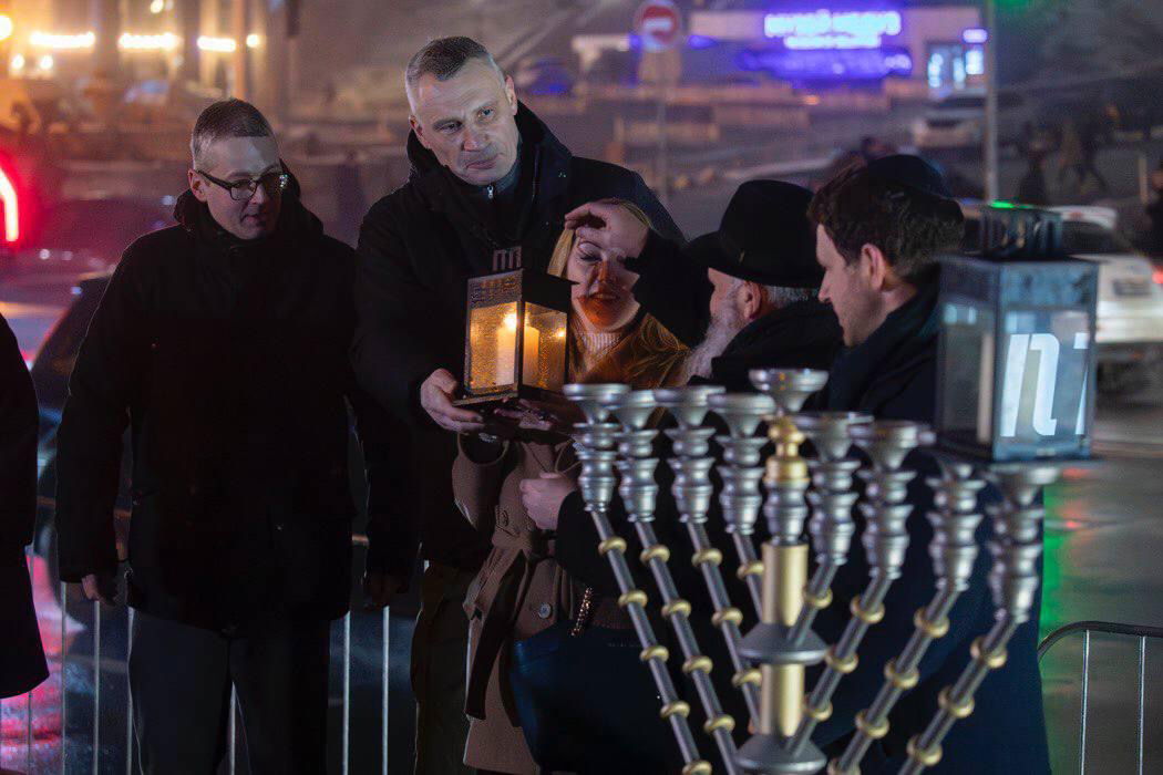 רוסיה ניסתה "להפיל" את חנוכיית הענק בקייב; הפרסום המתסיס ומה שקרה בפועל