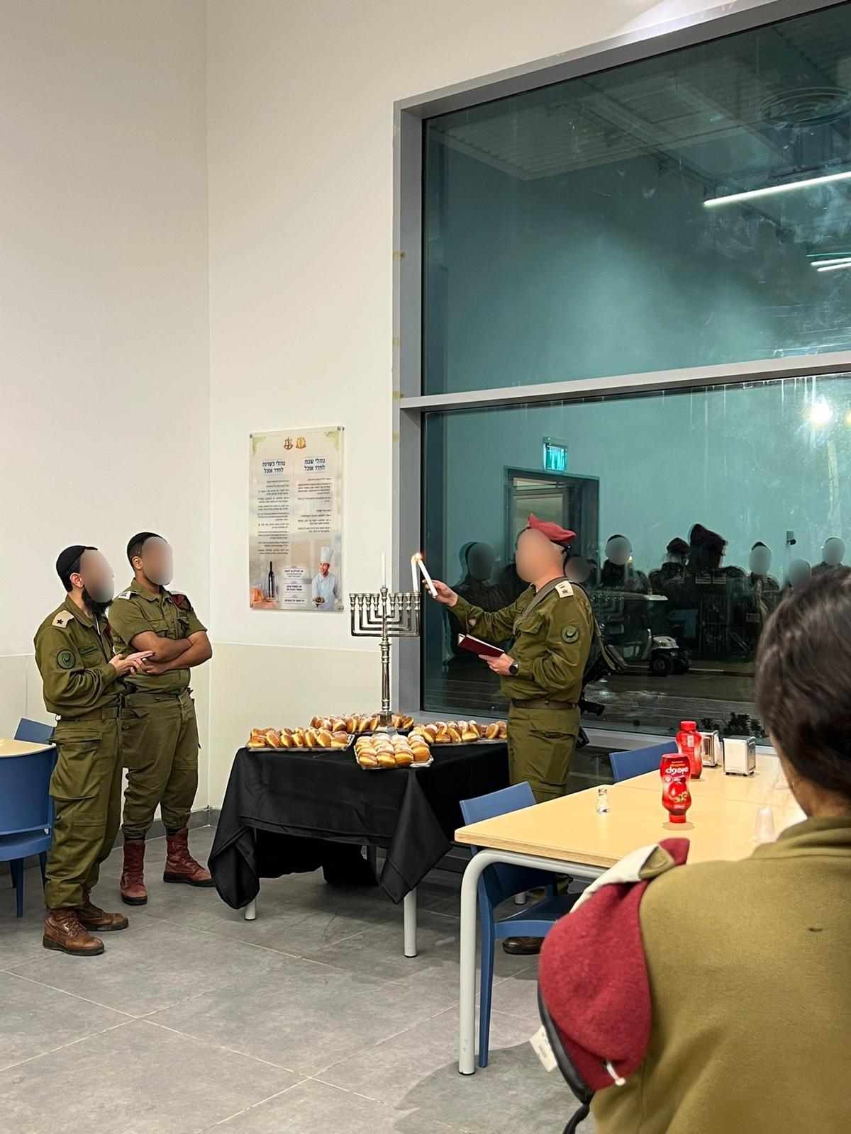 לוחמי צה"ל מדליקים נר ראשון של חנוכה