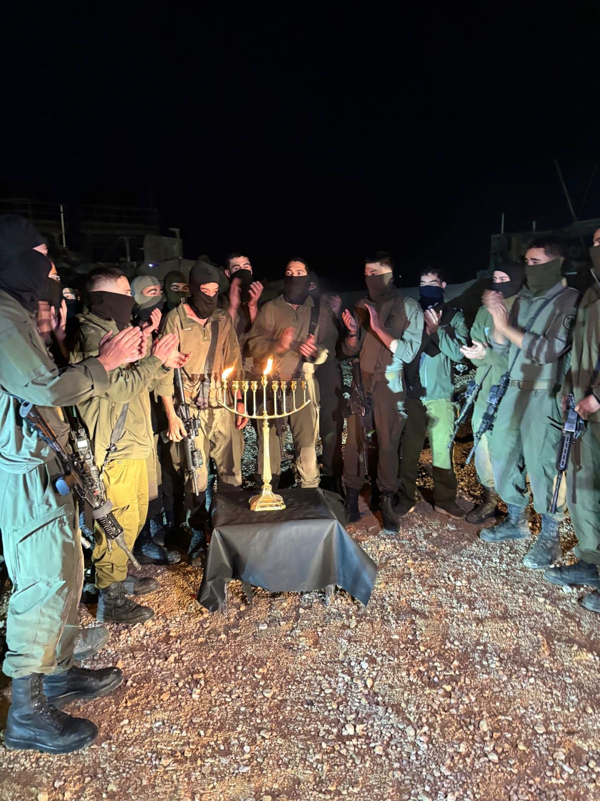 לוחמי צה"ל מדליקים נר ראשון של חנוכה