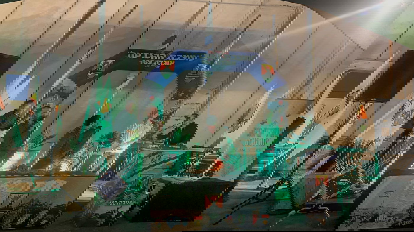 לוחמי צה"ל מדליקים נר ראשון של חנוכה