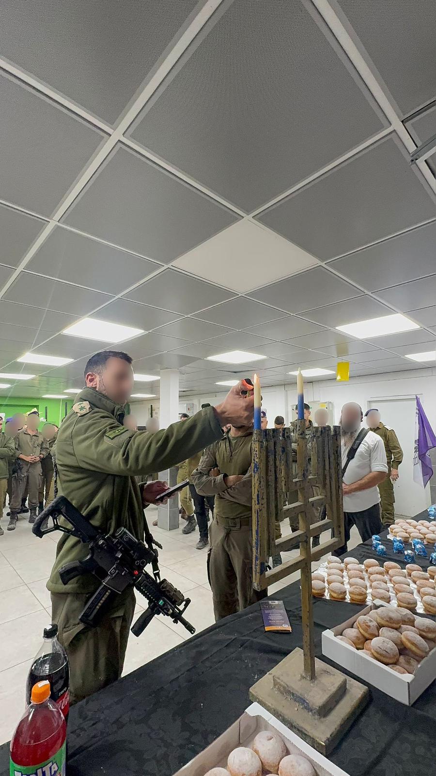 לוחמי צה"ל מדליקים נר ראשון של חנוכה