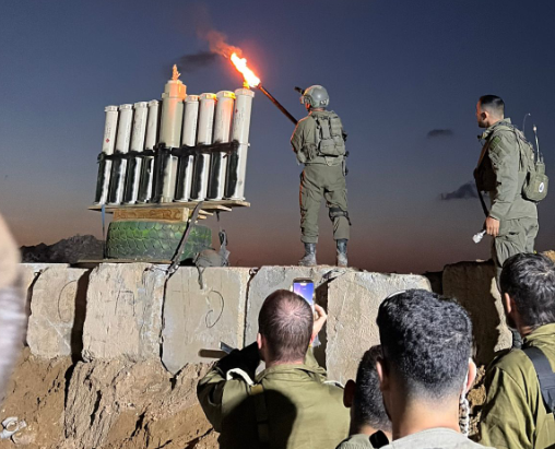 כך נראית הדלקת נר ראשון של חנוכה בכנסת - וכך זה נראה בשטח אויב | גלריה