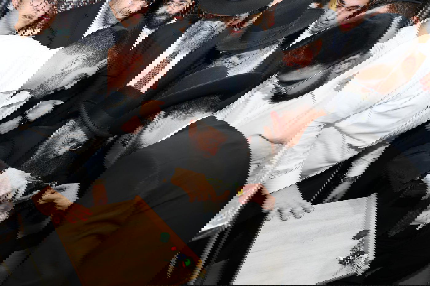 הגאון רבי מסעוד בן שמעון בהיכל ישיבתו בנר א' דחנוכה