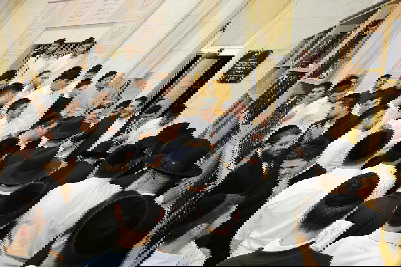 הגאון רבי מסעוד בן שמעון בהיכל ישיבתו בנר א' דחנוכה