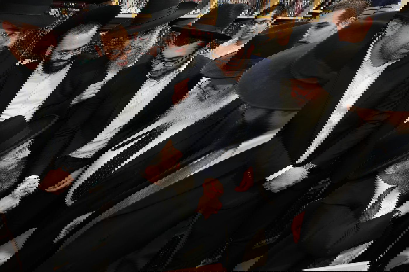 הגאון רבי מסעוד בן שמעון בהיכל ישיבתו בנר א' דחנוכה