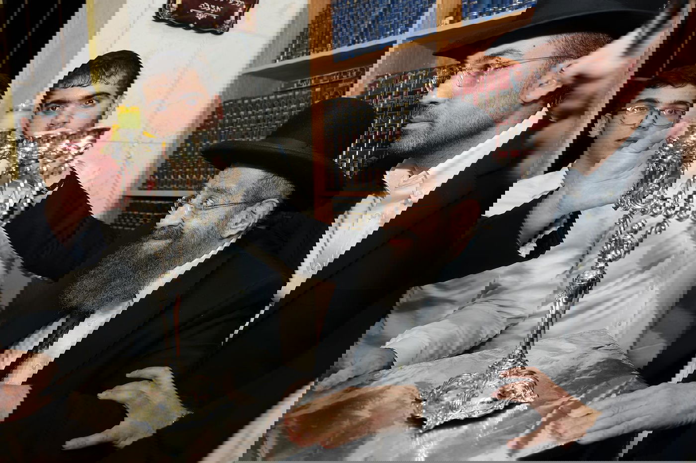 הגאון רבי מסעוד בן שמעון בהיכל ישיבתו בנר א' דחנוכה