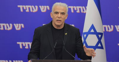 ח"כ לפיד טוען: "יש דבר אחד שחג החנוכה מסמל, ואינו נאמר בתפילה" | צפו