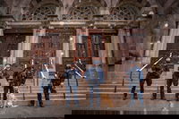 שוטרים ניו-יורקים שומרים על בית הכנסת